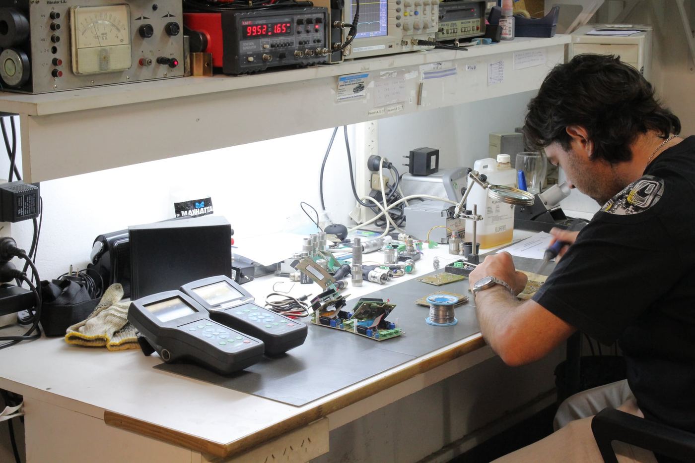 Técnico ensamblando electrónica de un analizador de vibraciones