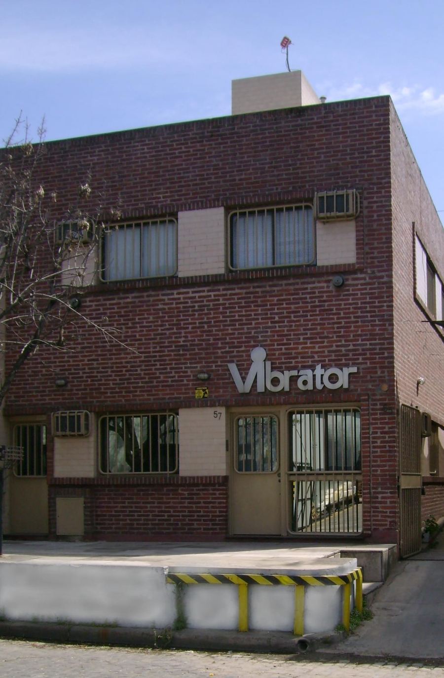 Frente de las oficinas de VIBRATOR S.A. en Melgar 57, CABA